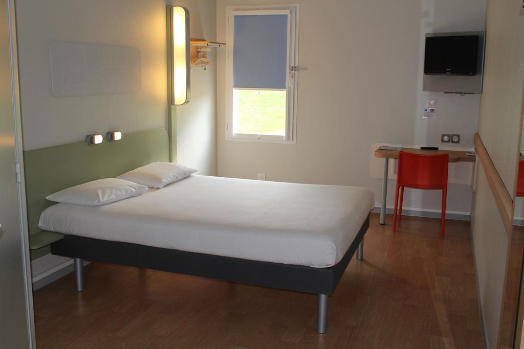 Hotel Ibis Budget Laval Bonchamp Les Laval Quarto foto