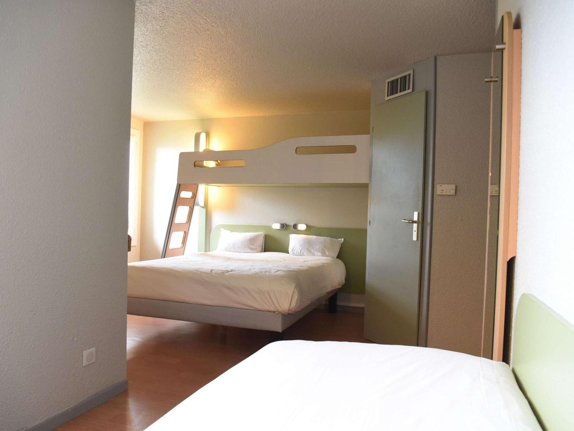Hotel Ibis Budget Laval Bonchamp Les Laval Exterior foto